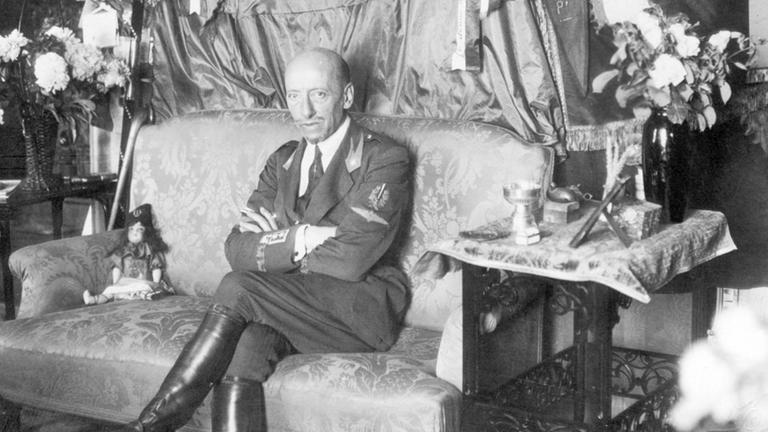 Ein Porträt des italienischen Schriftstellers Gabriele D'Annunzio, Italien. Photographie um 1915. Ein Porträt des italienischen Schriftstellers Gabriele D'Annunzio, Italien. Photographie um 1915.